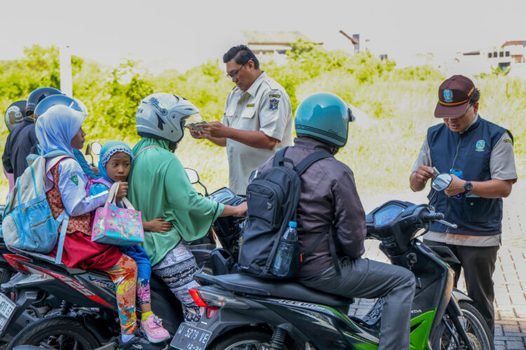 Pemkot bersama Bapeda Jatim melakukan razia gabungan terhadap kendaraan yang pajak kendaraanya mati. (Foto: Dok Diskominfo Surabaya)