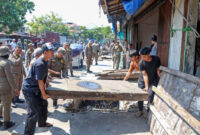Berjualan diatas saluran, PKL Gembong Tebasan ditertibkan untuk mengembalikan fungsi saluran. (Foto: Satpol PP Surabaya)