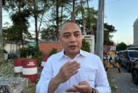 Wali Kota Eri saat meninjau lokasi kecelakaan yang mengakibatkan seorang lansia tewas dilokasi usai terjatuh kedalam proyek saluran air pemkot di Margorejo. (Foto: dok Diskominfo)