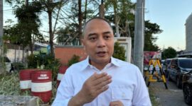 Wali Kota Eri saat meninjau lokasi kecelakaan yang mengakibatkan seorang lansia tewas dilokasi usai terjatuh kedalam proyek saluran air pemkot di Margorejo. (Foto: dok Diskominfo)