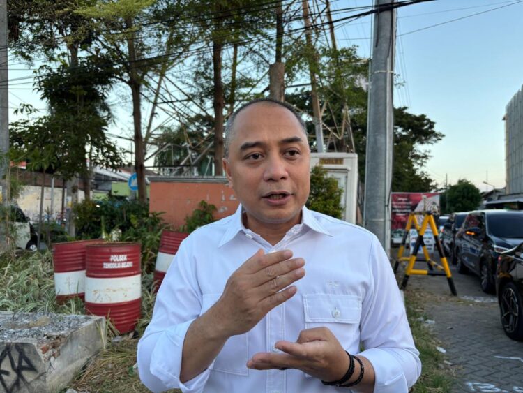 Wali Kota Eri saat meninjau lokasi kecelakaan yang mengakibatkan seorang lansia tewas dilokasi usai terjatuh kedalam proyek saluran air pemkot di Margorejo. (Foto: dok Diskominfo)