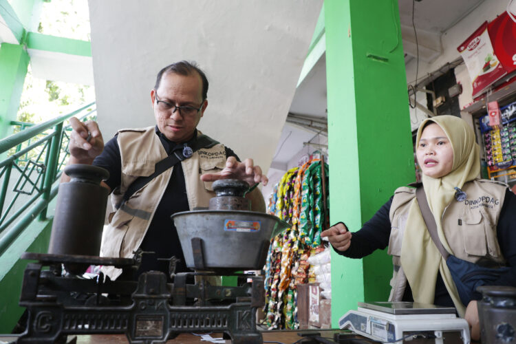 Sidak Pasar Surabaya Temukan Timbangan Pedagang Tak Akurat. (Foto: dok Diskominfo Surabaya)