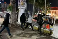 Massa melakukan pengrusakan dan pelemparan pagar dan Gedung Grahadi sebelum dibubarkan petugas. (Foto: Ist)