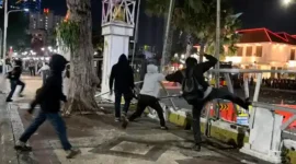 Massa melakukan pengrusakan dan pelemparan pagar dan Gedung Grahadi sebelum dibubarkan petugas. (Foto: Ist)