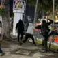 Massa melakukan pengrusakan dan pelemparan pagar dan Gedung Grahadi sebelum dibubarkan petugas. (Foto: Ist)