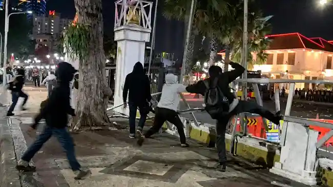 Massa melakukan pengrusakan dan pelemparan pagar dan Gedung Grahadi sebelum dibubarkan petugas. (Foto: Ist)