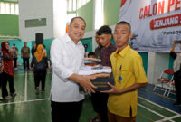 Wali Kota Surabaya Eri Cahyadi memberikan bantuan kepada salah satu pelajar Surabaya/dok.Diskominfo Surabaya