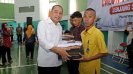 Wali Kota Surabaya Eri Cahyadi memberikan bantuan kepada salah satu pelajar Surabaya/dok.Diskominfo Surabaya