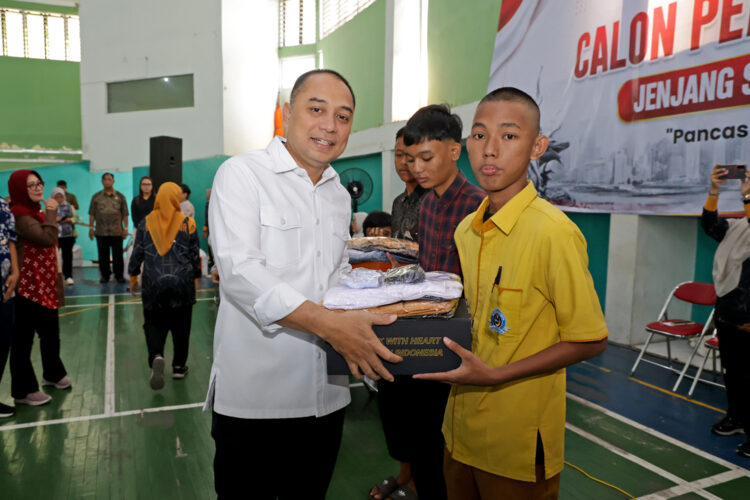 Wali Kota Surabaya Eri Cahyadi memberikan bantuan kepada salah satu pelajar Surabaya/dok.Diskominfo Surabaya