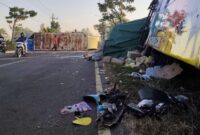Kondisi bus yang terlibat kecelakaan beruntun yang menewaskan dua orang di akses Suramadu Bangkalan. (Foto: Ist)