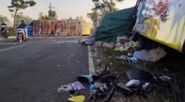 Kondisi bus yang terlibat kecelakaan beruntun yang menewaskan dua orang di akses Suramadu Bangkalan. (Foto: Ist)