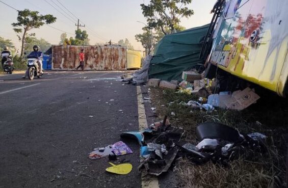 Kondisi bus yang terlibat kecelakaan beruntun yang menewaskan dua orang di akses Suramadu Bangkalan. (Foto: Ist)
