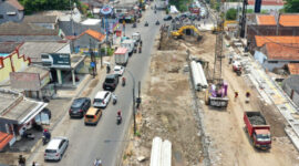 Jalan Raya Menganti Wiyung - Babatan Unesa dilebarkan untuk urai kemacetan. (Foto: dok Diskominfo Surabaya)