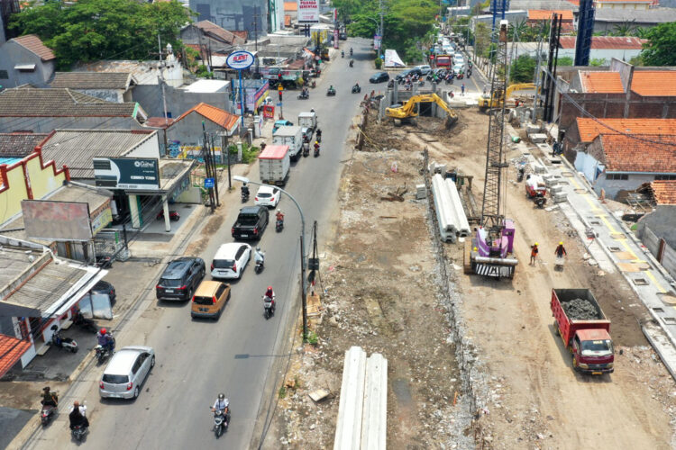 Jalan Raya Menganti Wiyung - Babatan Unesa dilebarkan untuk urai kemacetan. (Foto: dok Diskominfo Surabaya)