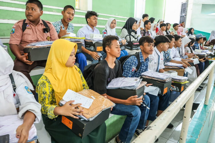 Petugas dari Pemkot Surabaya mendata dan memverifikasi para pelajar yang akan mendapatkan bantuan/dok.Diskominfo Surabaya