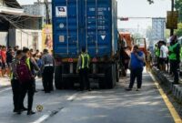 Polisi belum memeriksa sopir truk kontainer yang menabrak 5 sepeda motor dan truk tangki di Pandaan, Pasuruan. (Foto:Ist)