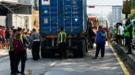 Polisi belum memeriksa sopir truk kontainer yang menabrak 5 sepeda motor dan truk tangki di Pandaan, Pasuruan. (Foto:Ist)