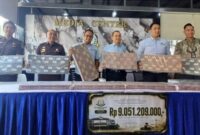 Tumpukan uang senilai Rp 9 Miliar hasil kejahatan judol akan diserahkan Kejaksaan Netgeri Surabaya ke kas Negara. (Foto: Istimewa)