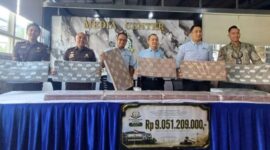 Tumpukan uang senilai Rp 9 Miliar hasil kejahatan judol akan diserahkan Kejaksaan Netgeri Surabaya ke kas Negara. (Foto: Istimewa)