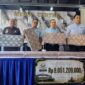 Tumpukan uang senilai Rp 9 Miliar hasil kejahatan judol akan diserahkan Kejaksaan Netgeri Surabaya ke kas Negara. (Foto: Istimewa)