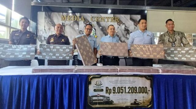 Tumpukan uang senilai Rp 9 Miliar hasil kejahatan judol akan diserahkan Kejaksaan Netgeri Surabaya ke kas Negara. (Foto: Istimewa)