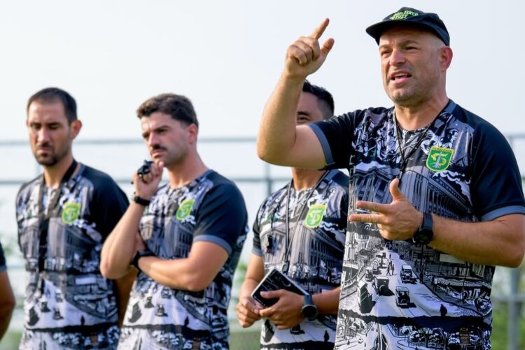 Coach Bernardo Tavares (Foto: @officialpersebaya)