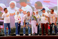 Mendikdasmen RI Abdul Mu'ti bersama Wali Kota Eri Cahyadi saat acara Hari Anak Nasional di Surabaya/dok.Diskominfo Surabaya