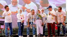 Mendikdasmen RI Abdul Mu'ti bersama Wali Kota Eri Cahyadi saat acara Hari Anak Nasional di Surabaya/dok.Diskominfo Surabaya