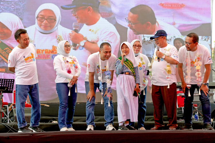 Mendikdasmen RI Abdul Mu'ti bersama Wali Kota Eri Cahyadi saat acara Hari Anak Nasional di Surabaya/dok.Diskominfo Surabaya