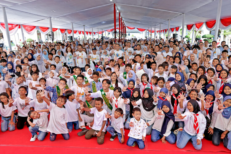 Foto bersama usai acara Hari Anak Nasional di Surabaya/dok. Diskominfo Surabaya