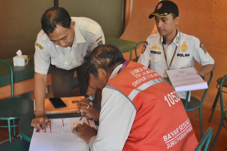 Surabaya Tindak Parkir Tak Berizin demi Tingkatkan PAD. (Foto: dok Satpol PP Surabaya)
