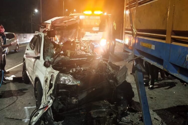 Bagian depan CRV ringsek usai hantam truk di Tol Pandaan-Malang yang mengakibatkan 5 orang tewas. (Foto: dok Ditlantas Polda Jatim)