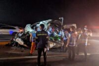 Bagiain depan Hiace hancur usai seruduk truk yang mengakibatkan penumpang 3 tewas dan 5 luka di tol Pandaan-Malang. (Foto: dok Satlantas Polres Malang)