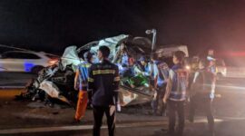 Bagiain depan Hiace hancur usai seruduk truk yang mengakibatkan penumpang 3 tewas dan 5 luka di tol Pandaan-Malang. (Foto: dok Satlantas Polres Malang)
