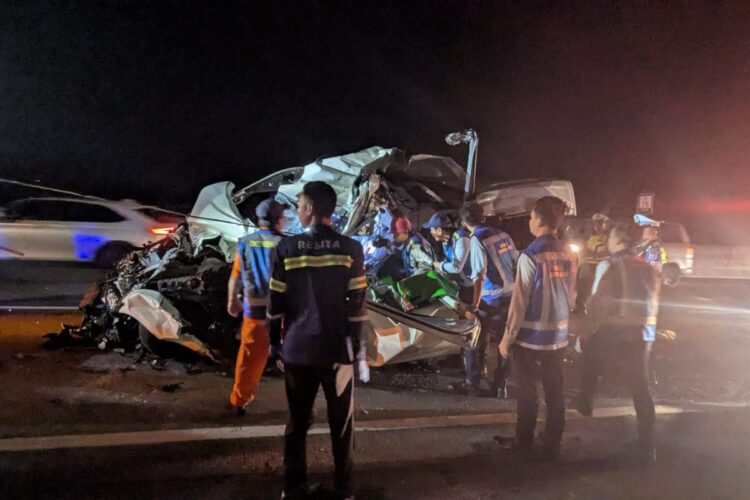 Bagiain depan Hiace hancur usai seruduk truk yang mengakibatkan penumpang 3 tewas dan 5 luka di tol Pandaan-Malang. (Foto: dok Satlantas Polres Malang)