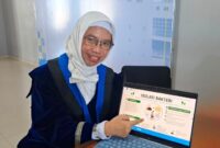 Prof Ipung Fitri Purwanti ST MT PhD saat menjelaskan mengenai bioremediasi bakteri sebagai metode pemulihan lingkungan yang tercemar. (Foto: dok Humas ITS)