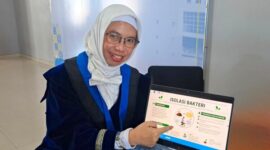 Prof Ipung Fitri Purwanti ST MT PhD saat menjelaskan mengenai bioremediasi bakteri sebagai metode pemulihan lingkungan yang tercemar. (Foto: dok Humas ITS)
