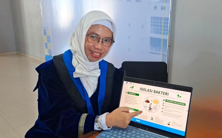 Prof Ipung Fitri Purwanti ST MT PhD saat menjelaskan mengenai bioremediasi bakteri sebagai metode pemulihan lingkungan yang tercemar. (Foto: dok Humas ITS)
