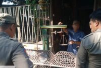 Satpol PP Amankan Kursi Besi Berlogo Pemkot. (Foto: dok Satpol PP Surabaya)