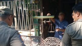 Satpol PP Amankan Kursi Besi Berlogo Pemkot. (Foto: dok Satpol PP Surabaya)