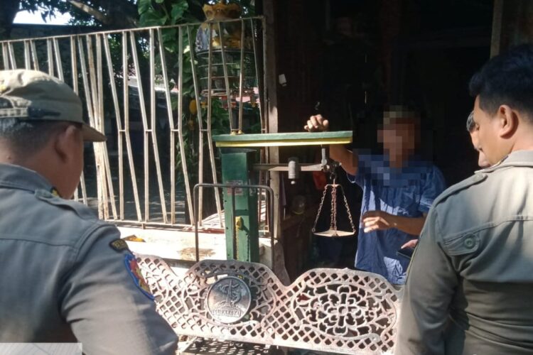 Satpol PP Amankan Kursi Besi Berlogo Pemkot. (Foto: dok Satpol PP Surabaya)