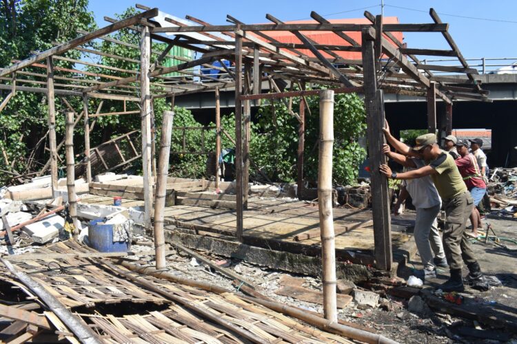 Petugas gabungan melakukan penertiban bangunan liar di bawah jembatan tol Tambak Mayor yang akan segera dibangun rumah pompa. (Foto: dok Diskominfo)