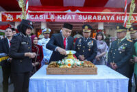 Kapolrestabes Beri Penghargaan kepada Eri Cahyadi pada Hari Bhayangkara. (Foto: Diskominfo Surabaya)