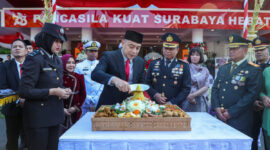 Kapolrestabes Beri Penghargaan kepada Eri Cahyadi pada Hari Bhayangkara. (Foto: Diskominfo Surabaya)
