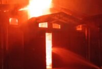 Dua gudang mebel terbakar, Damkar turunkan 20 unit mobil pemadam. (Foto: Command Center 112)