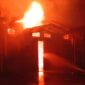 Dua gudang mebel terbakar, Damkar turunkan 20 unit mobil pemadam. (Foto: Command Center 112)