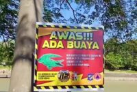 Papan peringatan bahaya buasa dipasang BPBD di bantaran Sungai Jagir. (Foto: dok BPBD Surabaya)