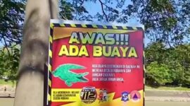 Papan peringatan bahaya buasa dipasang BPBD di bantaran Sungai Jagir. (Foto: dok BPBD Surabaya)