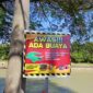 Papan peringatan bahaya buasa dipasang BPBD di bantaran Sungai Jagir. (Foto: dok BPBD Surabaya)