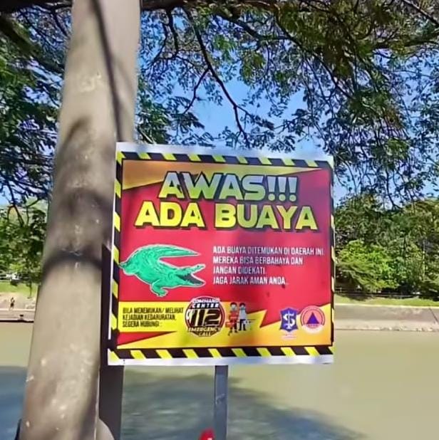 Papan peringatan bahaya buasa dipasang BPBD di bantaran Sungai Jagir. (Foto: dok BPBD Surabaya)